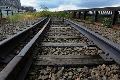 На железнодорожном переезде в Череповце поезд сбил женщину